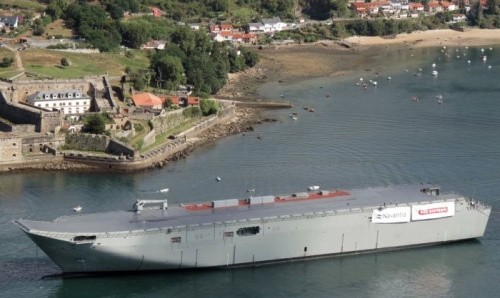 Tàu sân bay trực thăng HMAS Canberra khi thử nghiệm cơ bản trên biển.